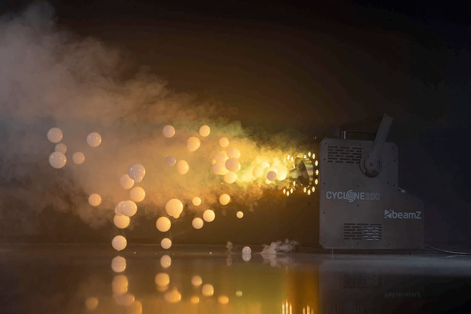 Nebel- & Seifenblasenmaschine BeamZ Cyclone200 – 2-in-1 Nebel- und Seifenblasenmaschine mit 24× RGBW-LEDs – erzeugt Nebel, Seifenblasen oder mit Nebel gefüllte Seifenblasen, inkl. Funk-Fernbedienung mieten – Bild 4