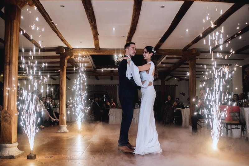 Brautpaar tanzt auf Hochzeit