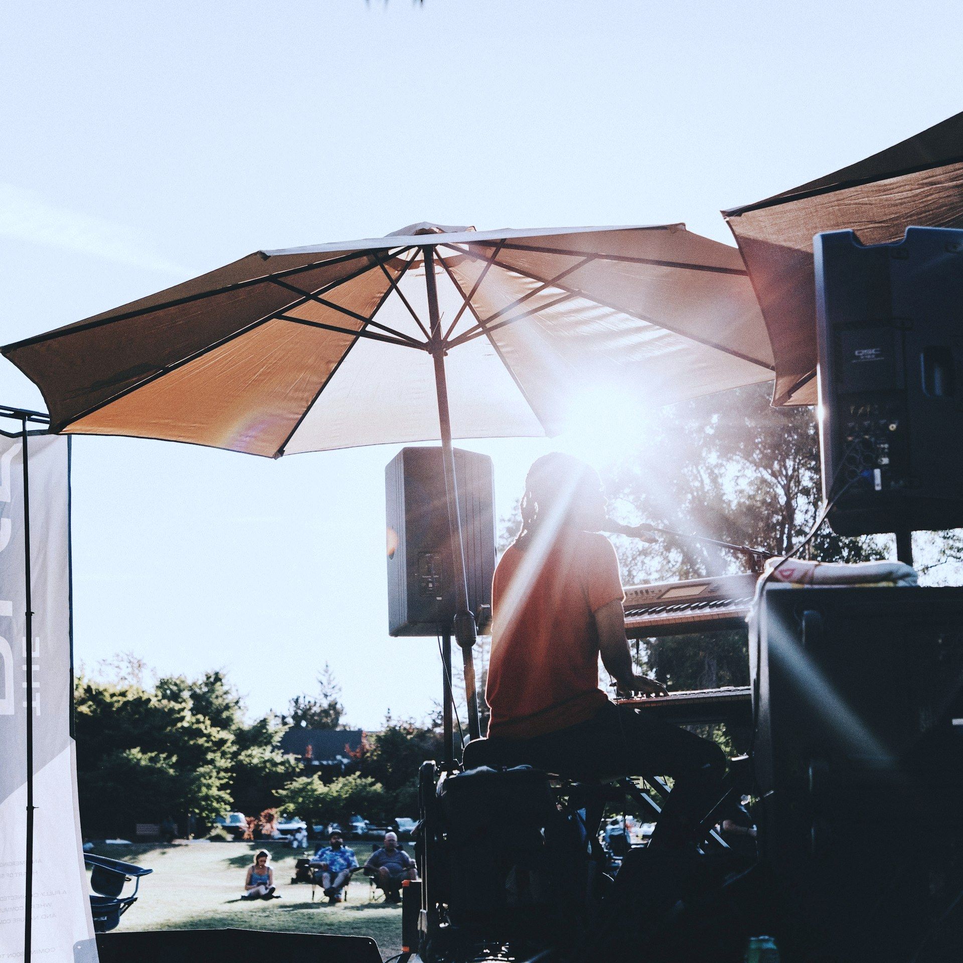 PA-Anlage und DJ-Setup auf einem Event